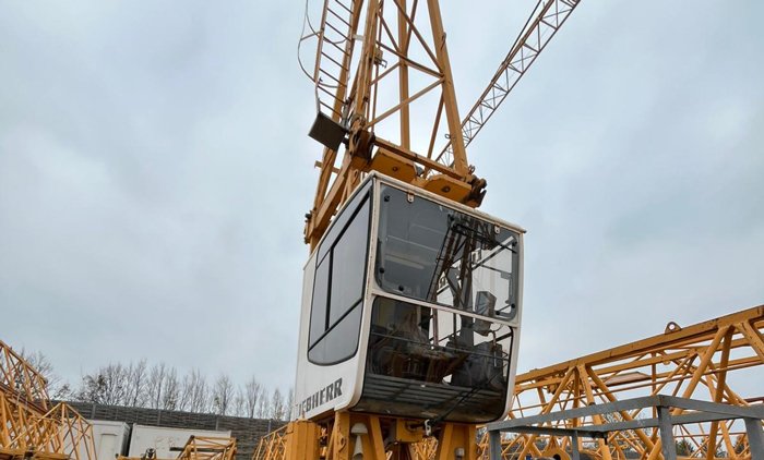Liebherr 140 EC-H6 tower crane.